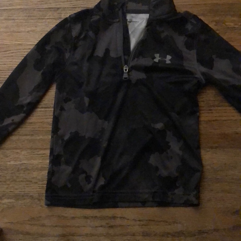 Boys size 5 under armpit gray camo half zip